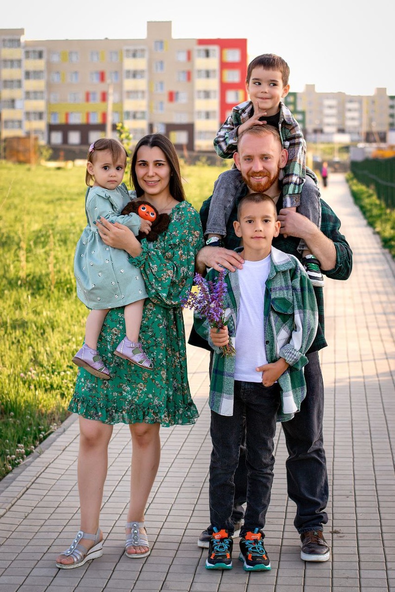 Воспитатель из поселка Таежный Оксана Боглаёва и ее большая семья. Фото Алены Приподаевой.