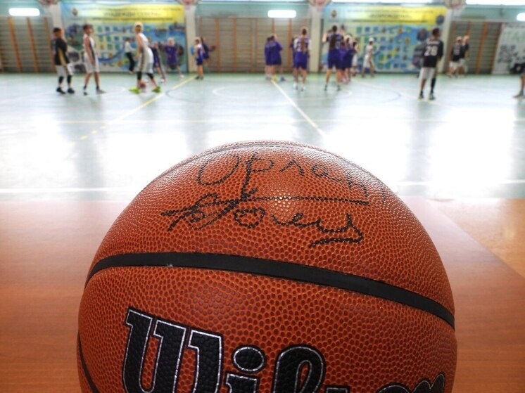     Мяч с подписью олимпийского чемпиона вручили баскетболистам Николаевска-на-Амуре фото: telegram-канал Анатолия Леонова