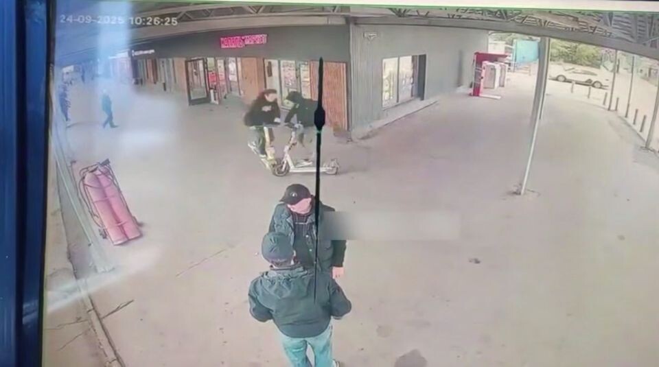    Столкновение самокатчиков. Источник: кадр видео, t.me/incident22