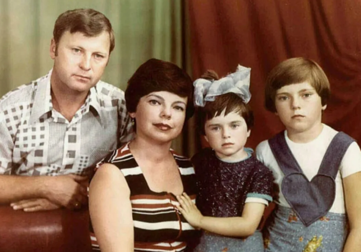 Узнали? Маленькая Наташа Королёва с мамой, отцом и старшей сестрой. Фото: соцсети