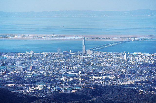 Панорама Осаки. Вдали виден аэропорт Кансай. Фото с сайта Wikimedia Commons