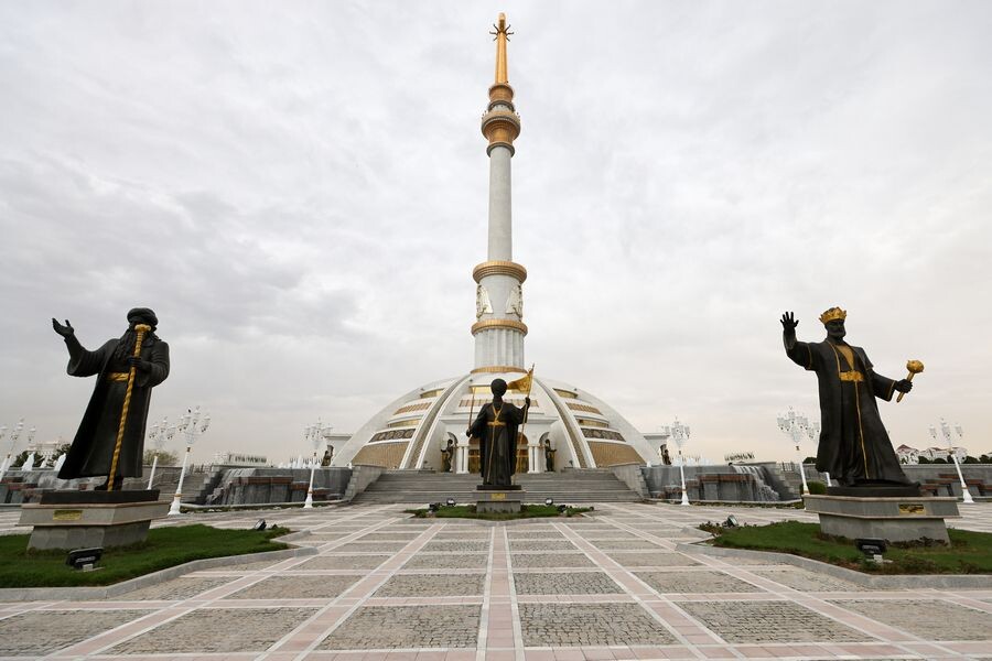    Монумент независимости Туркменистана в Национальном парке Независимости / Источник: © Владимир Смирнов/ТАСС