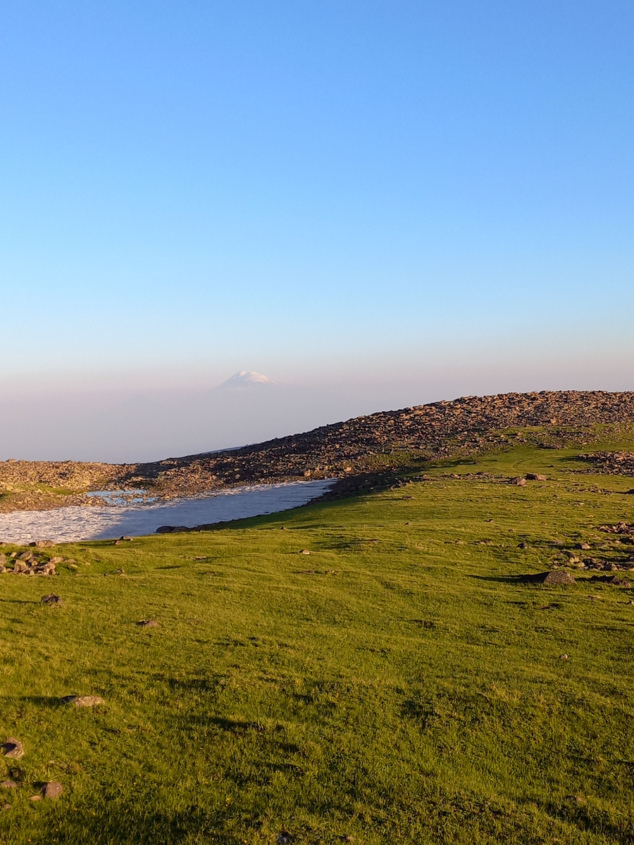 Зафотал на горе Арагац там вдали Арарат