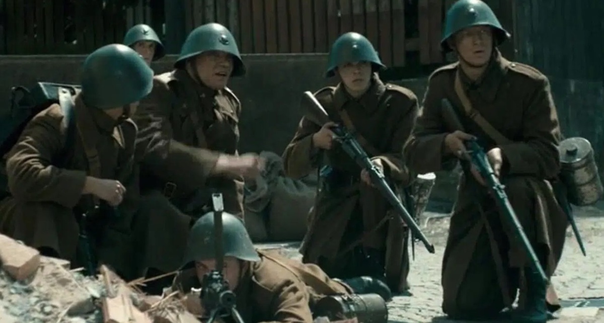 Кадр из фильма «9 апреля», на котором можно увидеть датских солдат, вооружённых пехотной моделью винтовки Krag-Jørgensen образца 1889/24 года с прямой рукояткой затвора