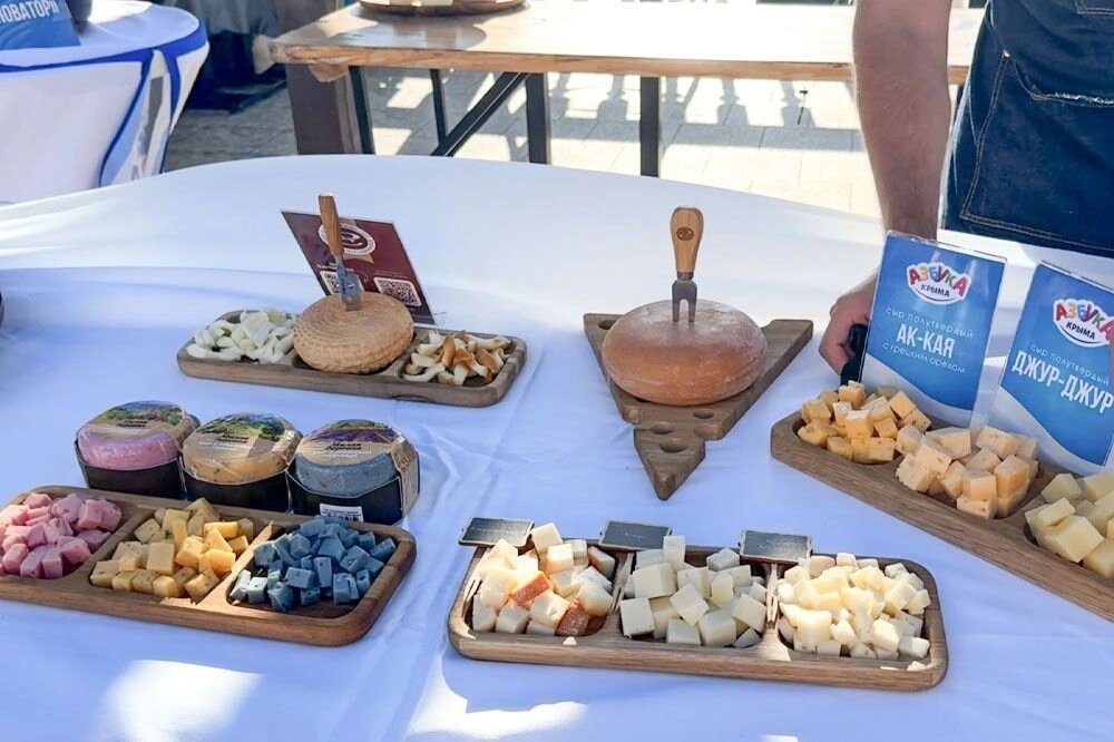    Сыр может быть лавандовым и розовым. Фото: АиФ-Крым/ Глеб Задворнов