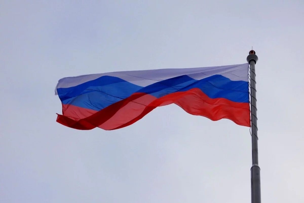    В Николаевске-на-Амуре подняли флаг России на высоту почти 40 метров