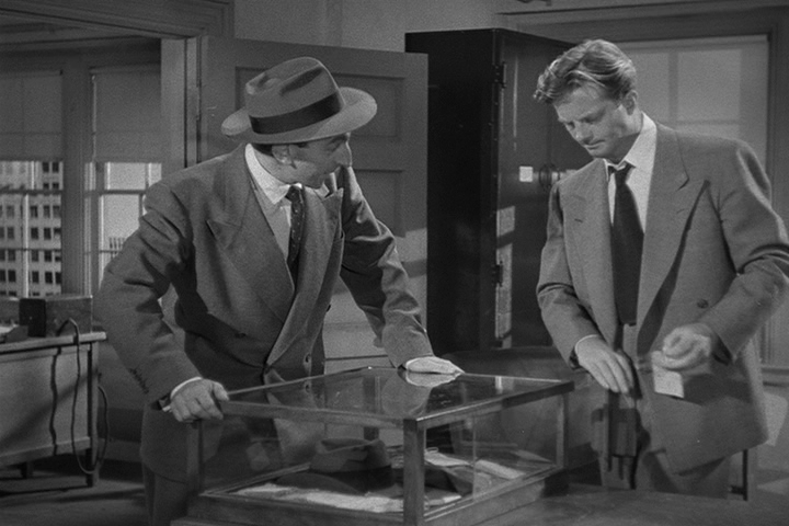 Кадр из фильма «Следуй за мной тихо» (1949)