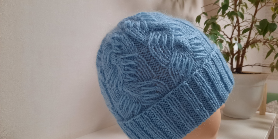 Шапки из пушистой пряжи..