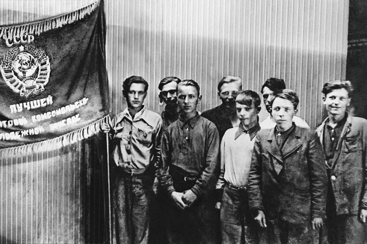    Лучшие комсомольские бригады поощряли - награждали переходящим красным знаменем. Для многих тружеников этот знак почёта был важнее небольших премий, хотя были и премии.