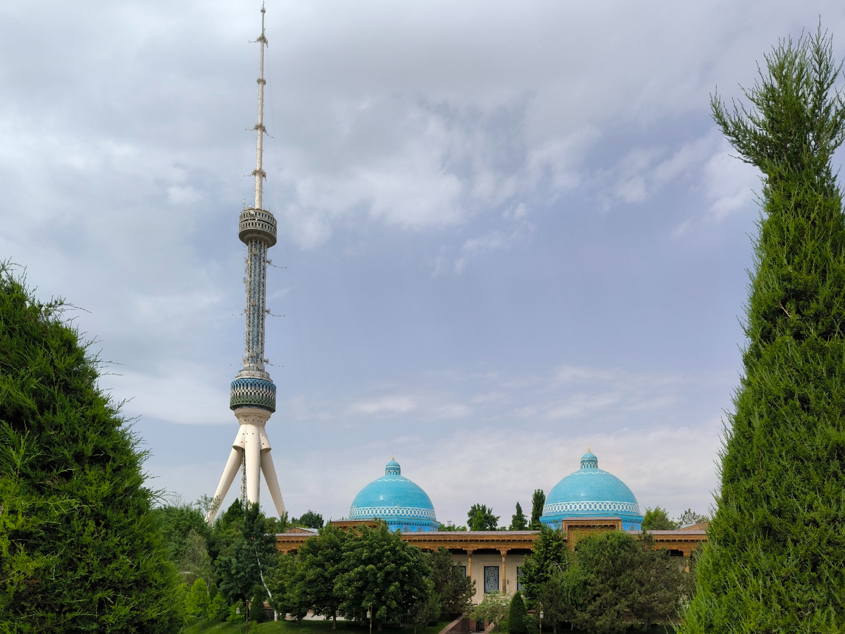 Ташкентская телебашня и купола музея Памяти жертв репрессий