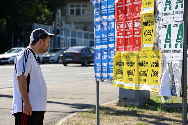 Мужчина у предвыборных плакатов молдавских партий в Кишиневе, 21 сентября 2025 года / Vladislav Culiomza/Reuters  