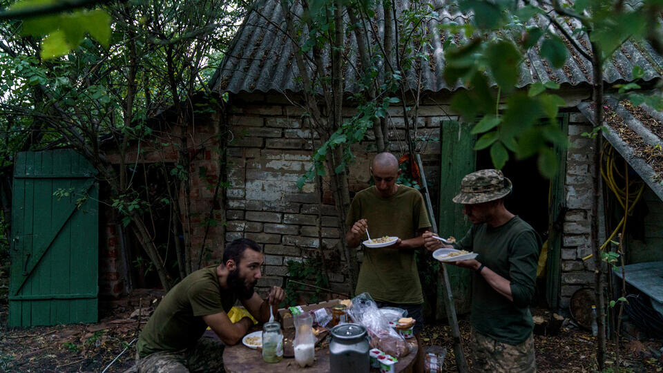     Украинцы распродают сухпайки из военной помощи Эстонии David Goldman/AP/TASS