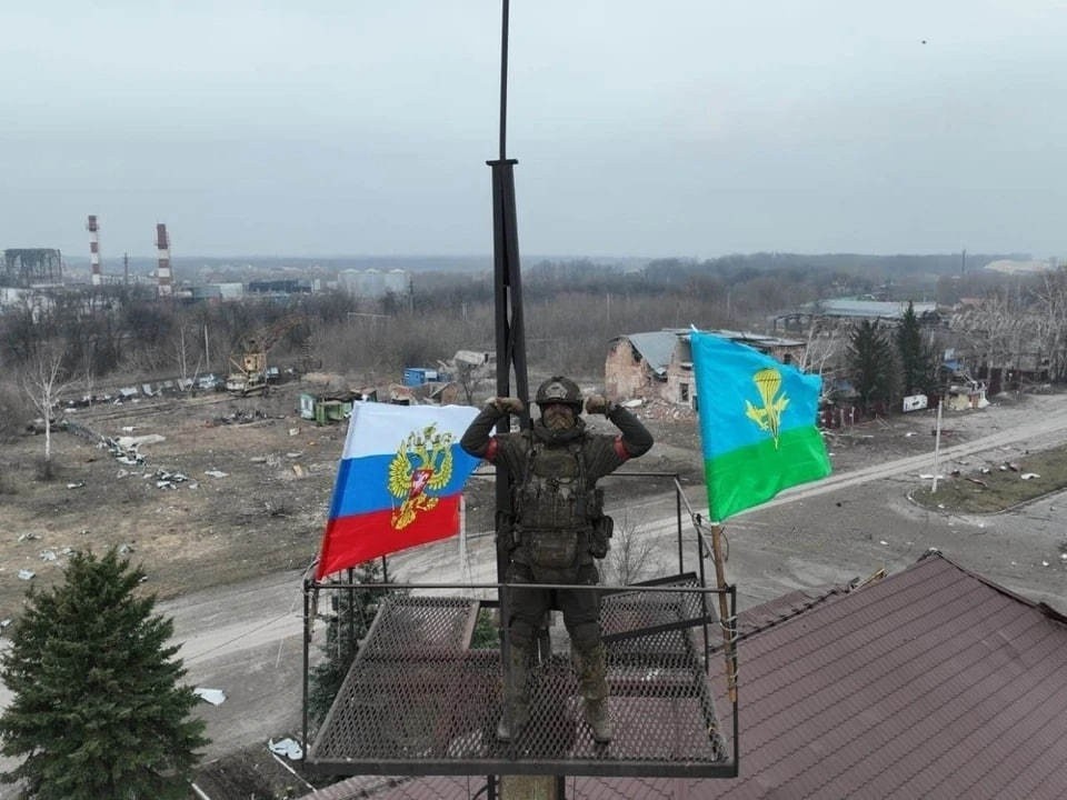    Водрузившего флаг над Суджей бойца Соктоева удостоили звезды Героя России Минобороны РФ