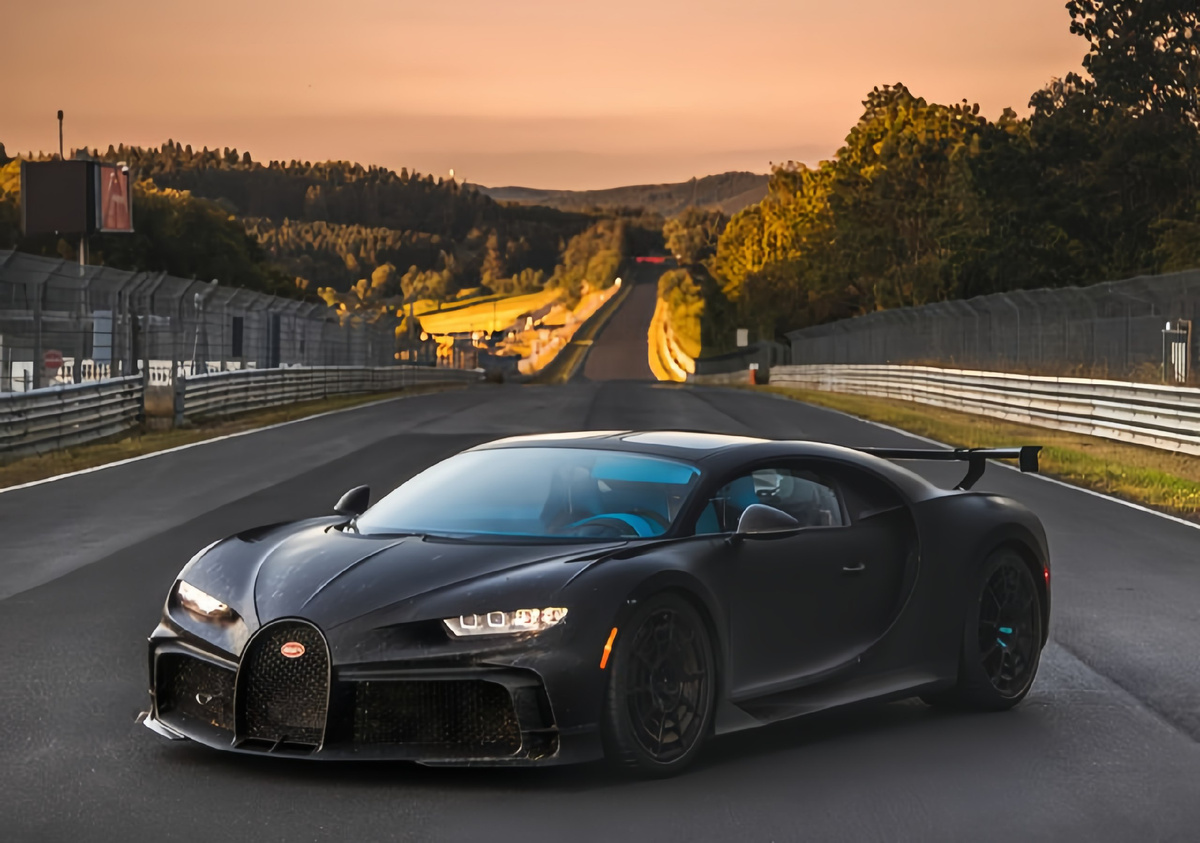 Bugatti Chiron на трассе.