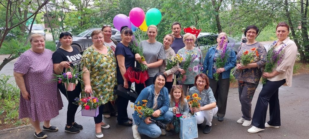      Дружный коллектив дошкольных работников детского сада № 8, расположенный в военном городке им. маршала Ефимова, вместе встречает майские праздники (заведующая Т. Е. Катрушова). Марина Кремлева