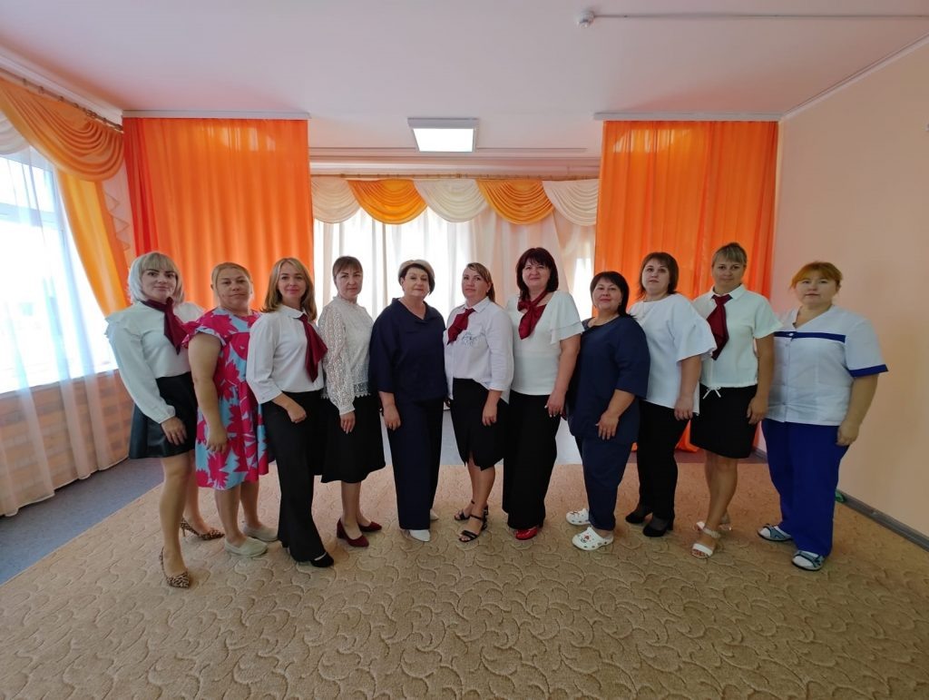      Активистки, спортсменки и просто красавицы! Про дошкольных работников детского сада № 7 «Крепыш» иначе и не скажешь. Неустанное развитие и стремление к лидерству — отличительные черты сотрудников, подкрепляемые жизненной позицией руководителя Л. Н. Сидоровой. Девиз детского сада: «Создаем будущее вместе». Марина Кремлева