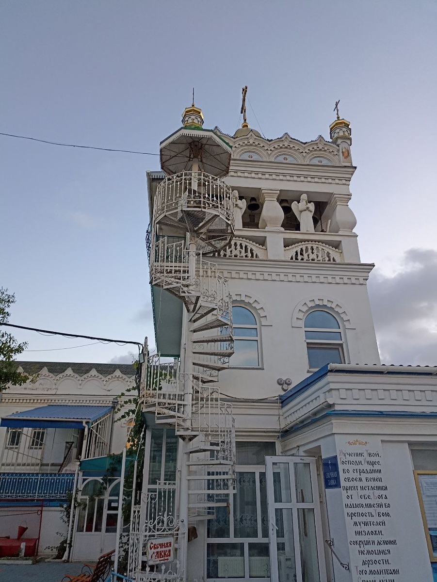 во дворе храма Екатерины Узорешительницы, Феодосия, район Южного автовокзала, личное фото автора