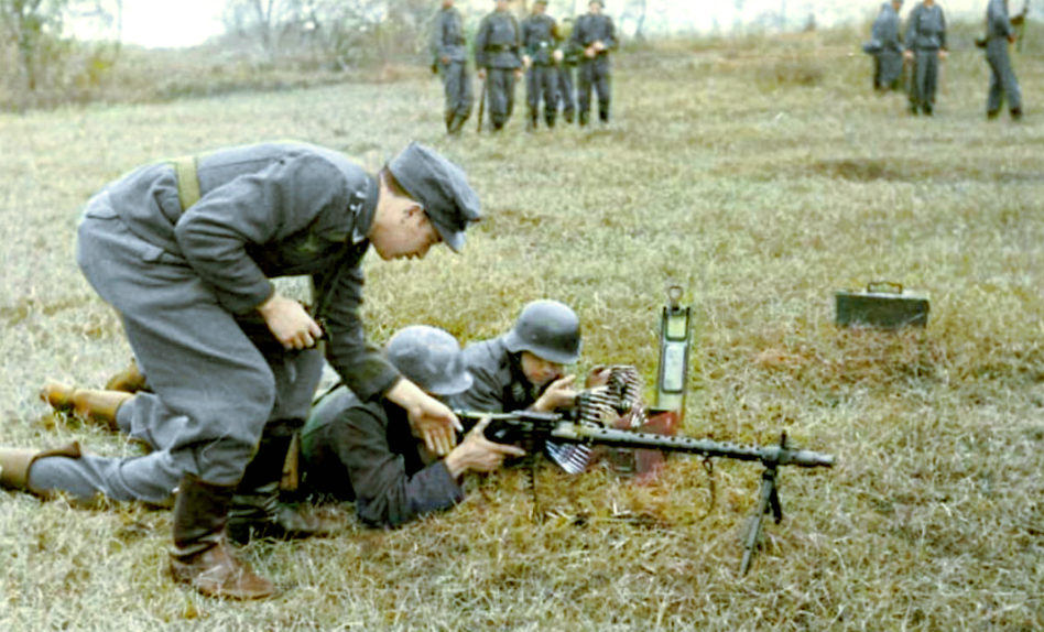 Бойцы люфтваффе учатся обращаться с пулемётом MG-34. СССР, 1942 г.
