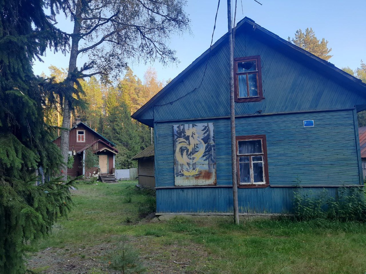 чьи то современные одинокие домики