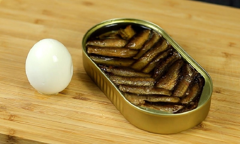 Салат из шпрот и кукурузы: простой рецепт, который удивит всех