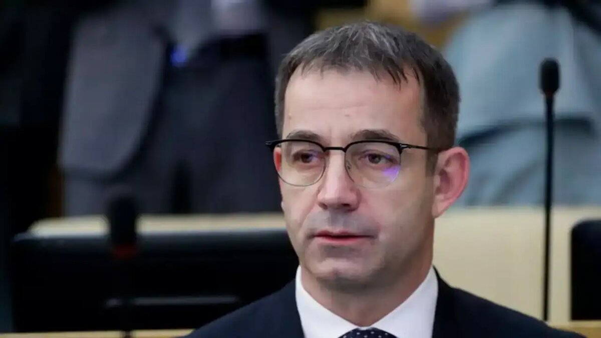    Дмитрий Певцов.