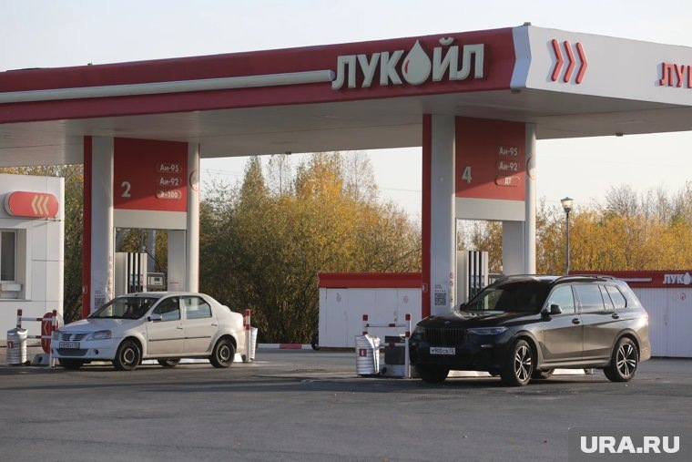    Сети АЗС нефтяных компаний сдерживают цены, и независимые игроки тоже не могут их поднять, объяснил Александр Фролов