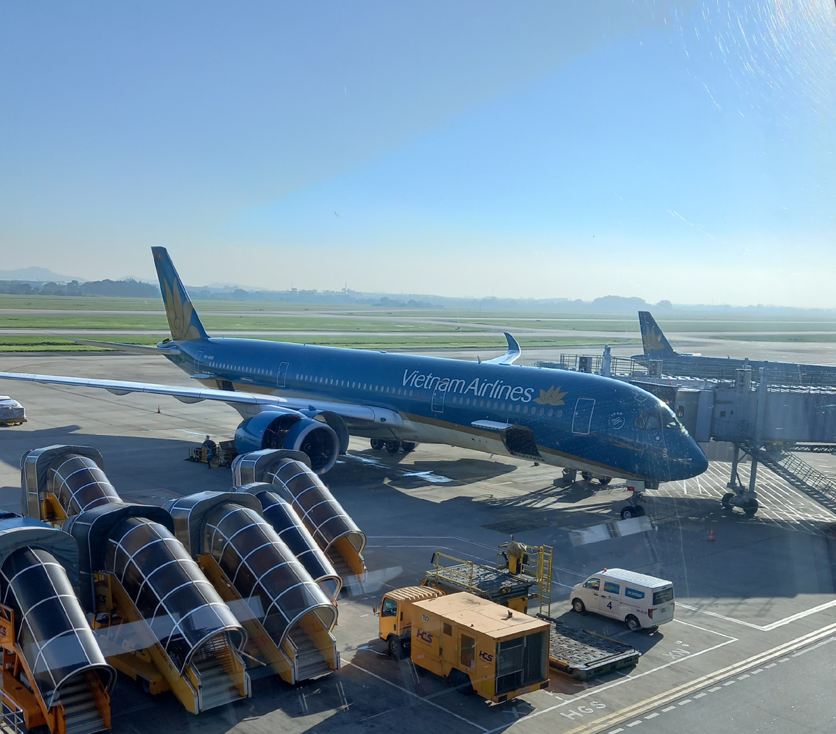 Самолет компании Vietnam Airlines в аэропорту города Ханой. Вьетнам.