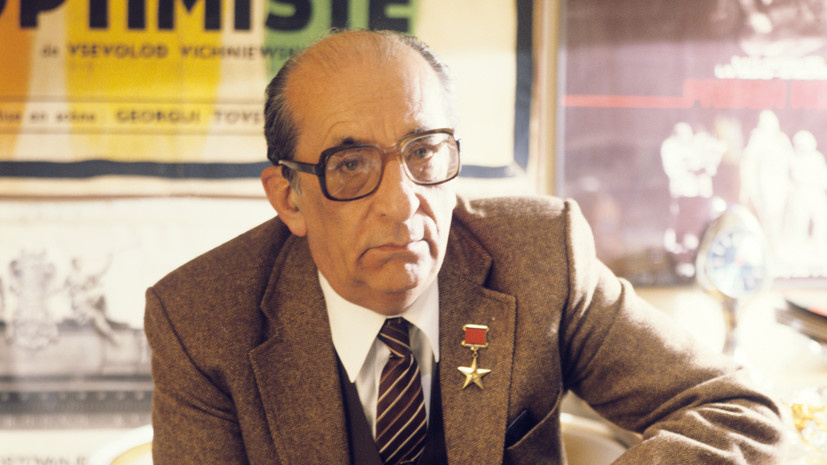     «У театра есть, впрочем, своя могучая сила, своё родовое средство, помогающее ему успешно конкурировать с кино на эстетическом поприще. Это средство — условность, открывающая безграничные возможности для образного преображения действительности», — говорил Георгий Товстоногов Legion-Media