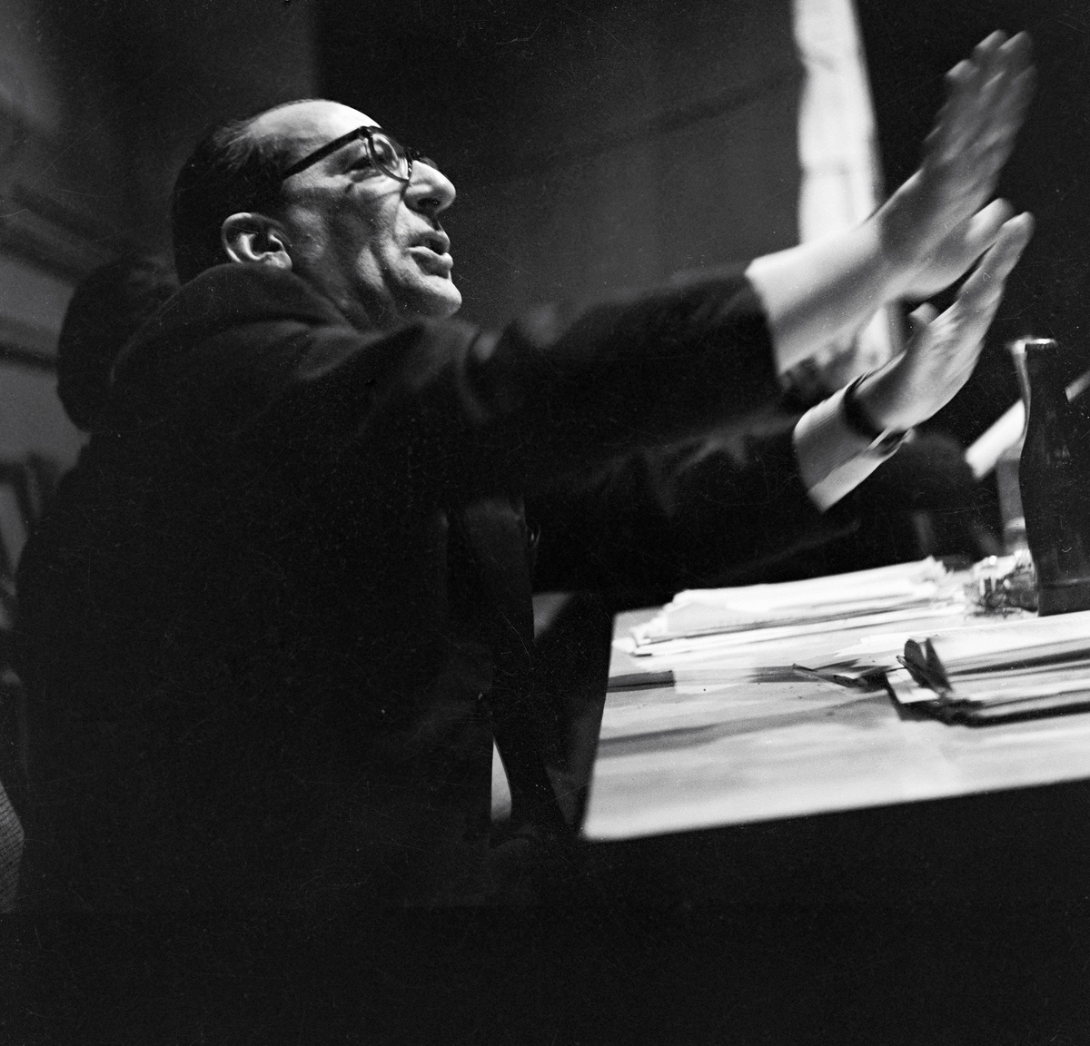    После окончания школы Товстоногов поступил в Тбилисский железнодорожный институт, в котором преподавал его отец. Однако вскоре он оставил учёбу в вузе, решив посвятить себя театру. В 1931 году Товстоногов начал работать актёром и ассистентом режиссёра в тбилисском русском ТЮЗе / РИА Новости