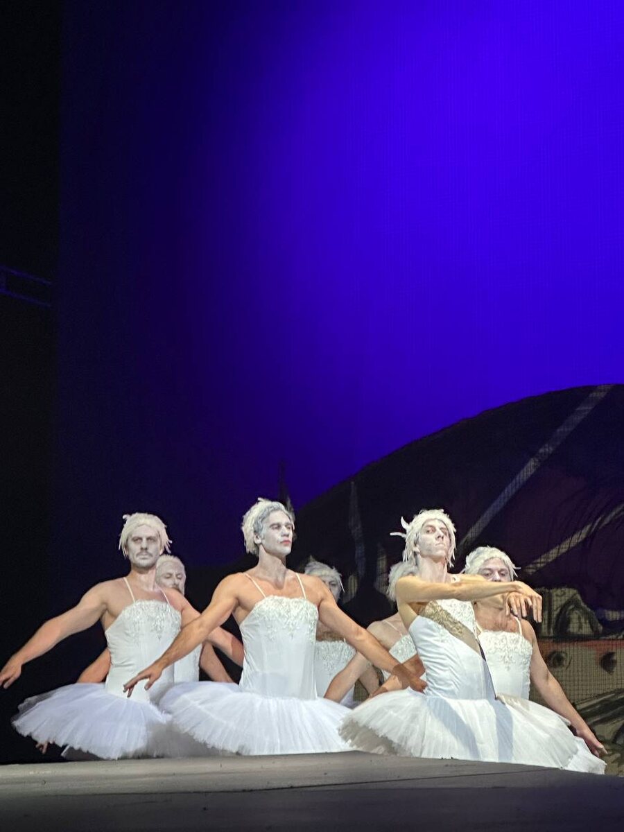 Пролог. Сцена из спектакля «Оптимистическая трагедия. Прощальный бал». Александринский театр. Фото автора.