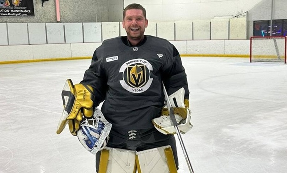    Агент Бабаев показал фотографию Кузнецова в форме «Вегаса». Фото: соцсети Шуми Бабаева