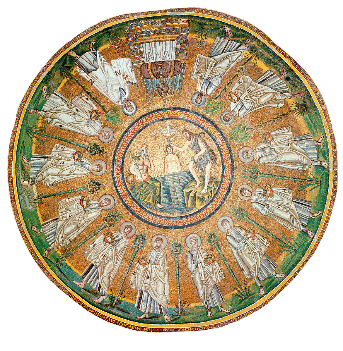 Белая одежда апостолов
В раннехристианском искусстве апостолов часто изображают в длинных туниках и плащах, иногда босиком. Они узнаваемы по своим атрибутам. В росписях и мозаиках их одеяния белого цвета, что символизирует чистоту.
Мозаика потолка Ариан Баптистерий, показывающая крещение Христа в окружении апостолов, конец V века, Равенна, Италия.