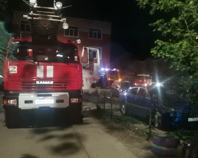     На ул.Театральной в Курске ночью горело бесхозное строение
