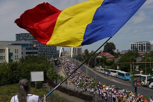   Десятки тысяч молдаван выходят на митинги против Майи Санду. Фото: Andreea Campeanu / Reuters