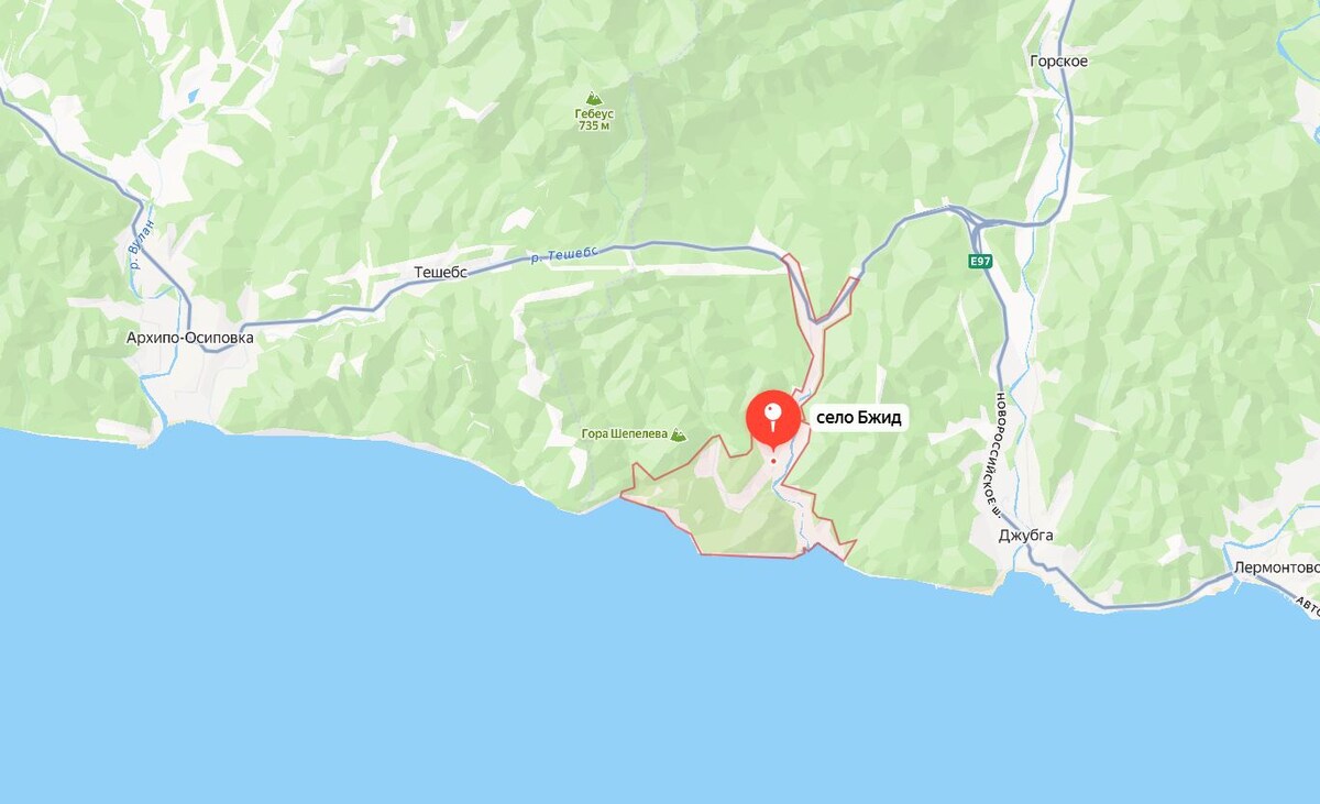 на карте он самый ближний от трассы приходящей к морю со стороны Краснодара, и в направлении Геленджика