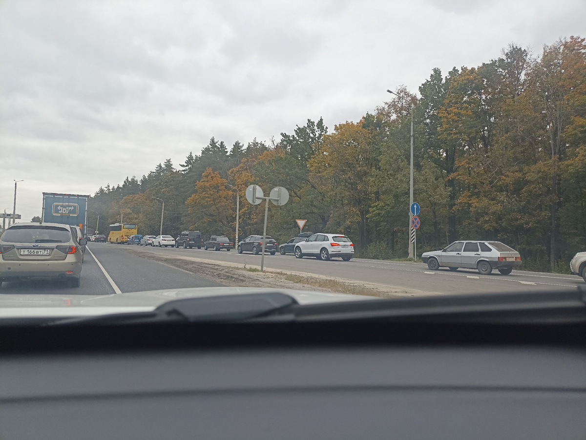 Сильная авария... Перекрыты встречка, а с нашей стороны из трёх только 1,5 полосы работают... Посылки варяются везде... 