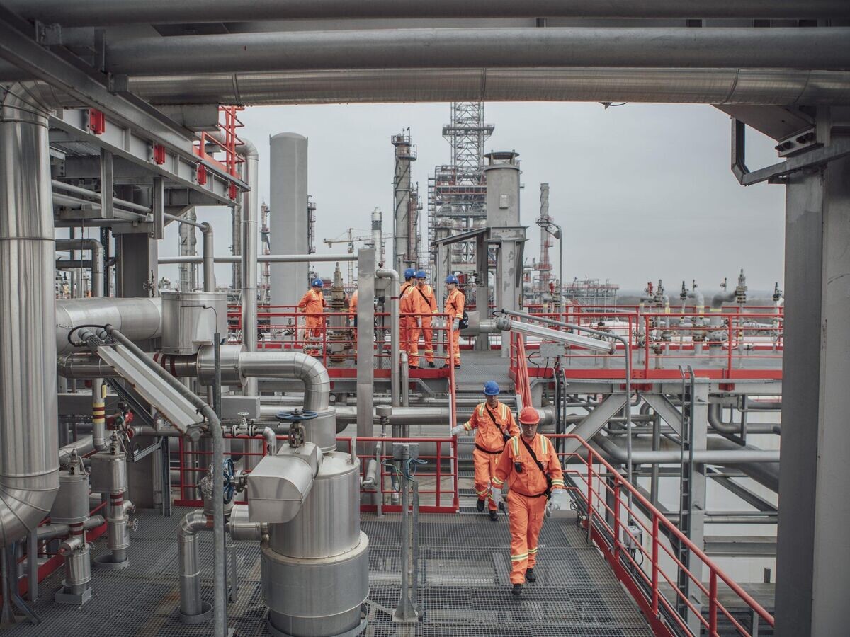    Рабочие на предприятии "Нефтяной индустрии Сербии" (NIS)© Фото : NIS