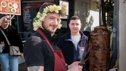 Мастер донера в короне из нарциссов, Измир 2025 г.