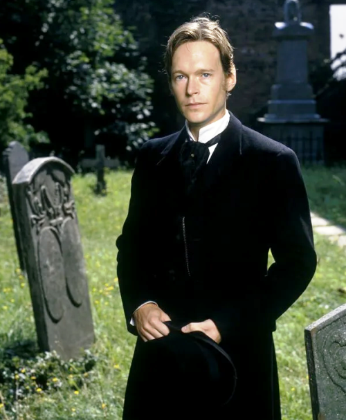 Актер Сивен Макинтош в роли Джона Роксмита. Источник фото:Источник фото:https://ya.ru/images/search?