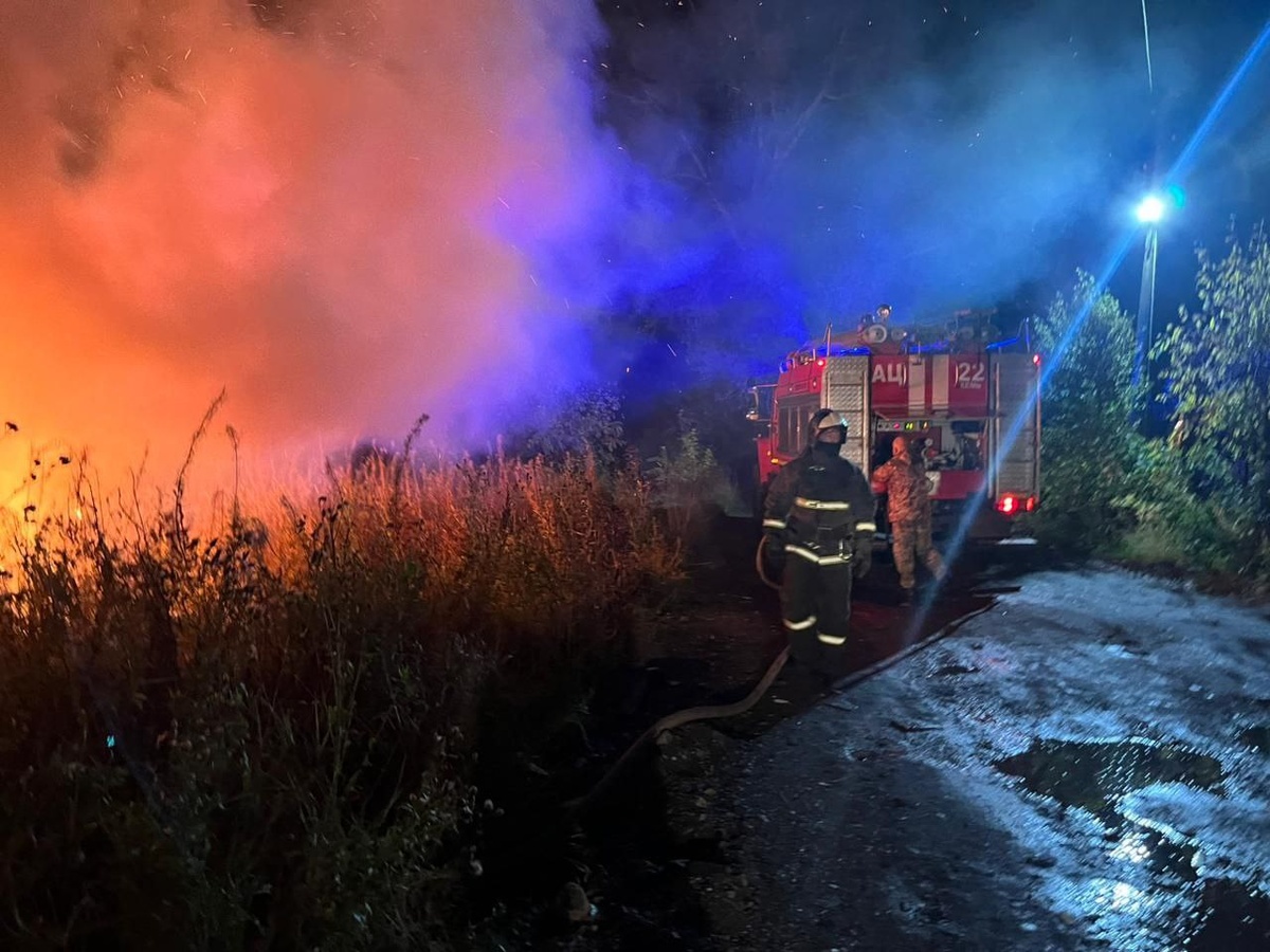    В сгоревшем Кеми сарае обнаружили труп мужчины. Фото: Госкомитет Карелии по обеспечению жизнедеятельности и безопасности населения/"Телеграм"