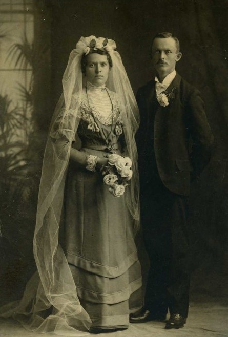 Свадебный наряд невесты до того как в моду вошел белый