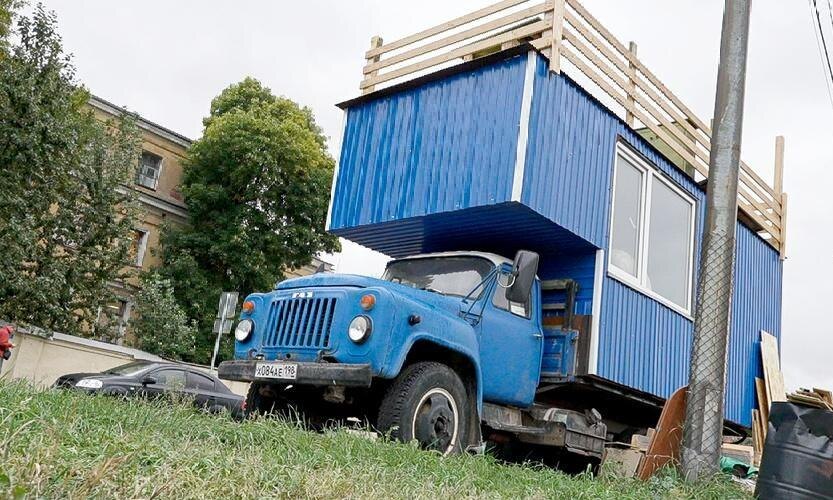 Петербуржец превратил ГАЗ-53 в дачу на колесах с террасой