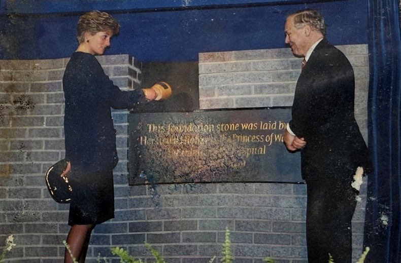 Принцесса Диана во время заложения капсулы времени