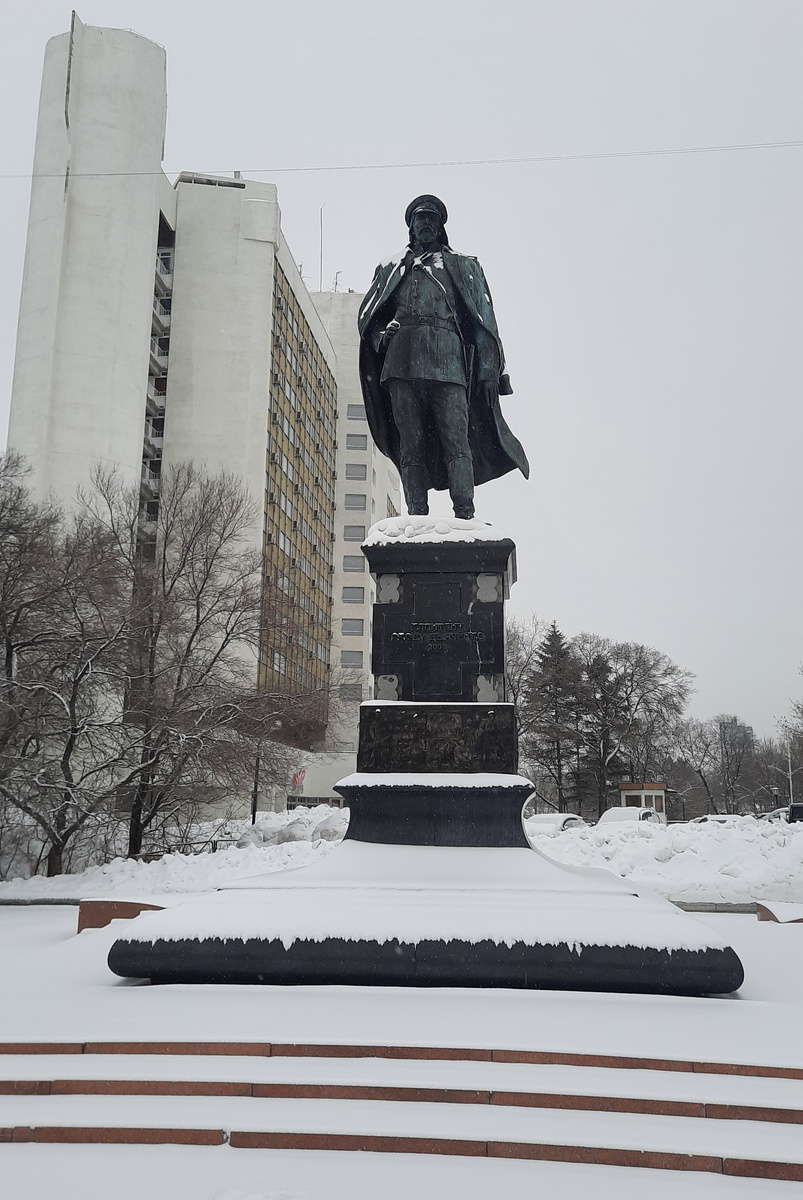 Гостиница "Интурист" на заднем плане и помятник капитану Дьяченко