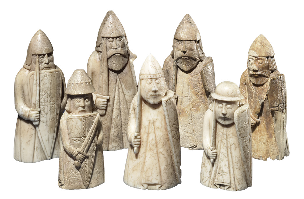 Знаменитые шахматные фигуры, вырезанные из моржовой кости и найденные на острове Льюис, Шотландия, являются одними из самых ценных артефактов Средневековья. В отличие от слоновой кости, моржовая кость имеет более кремовый оттенок, она легче и менее плотная. Ее проще обрабатывать, но она уступает слоновой кости в прочности.
Шахматные фигуры из Тронхейма, Норвегия, ок. 1150-80. Эдинбург, Национальный музей Шотландии.