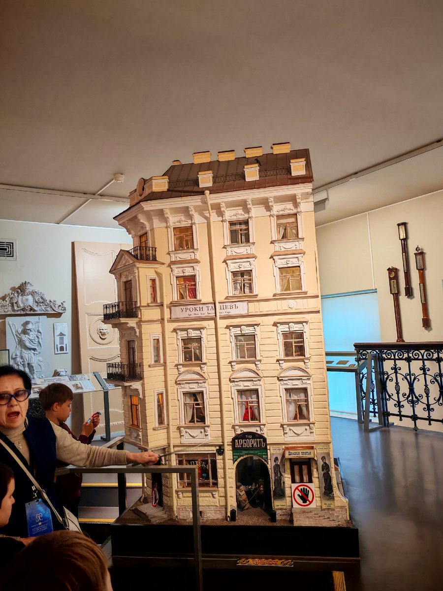 Внешняя сторона дома. Горизонтальные линии на доме показывают, как дом со временем надстраивался. 