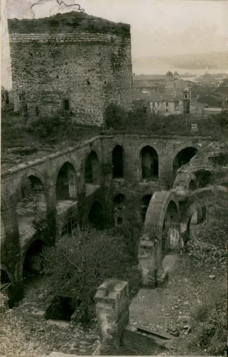 Вид башни Ирины до того, как она была застроена турецкими трущобами.