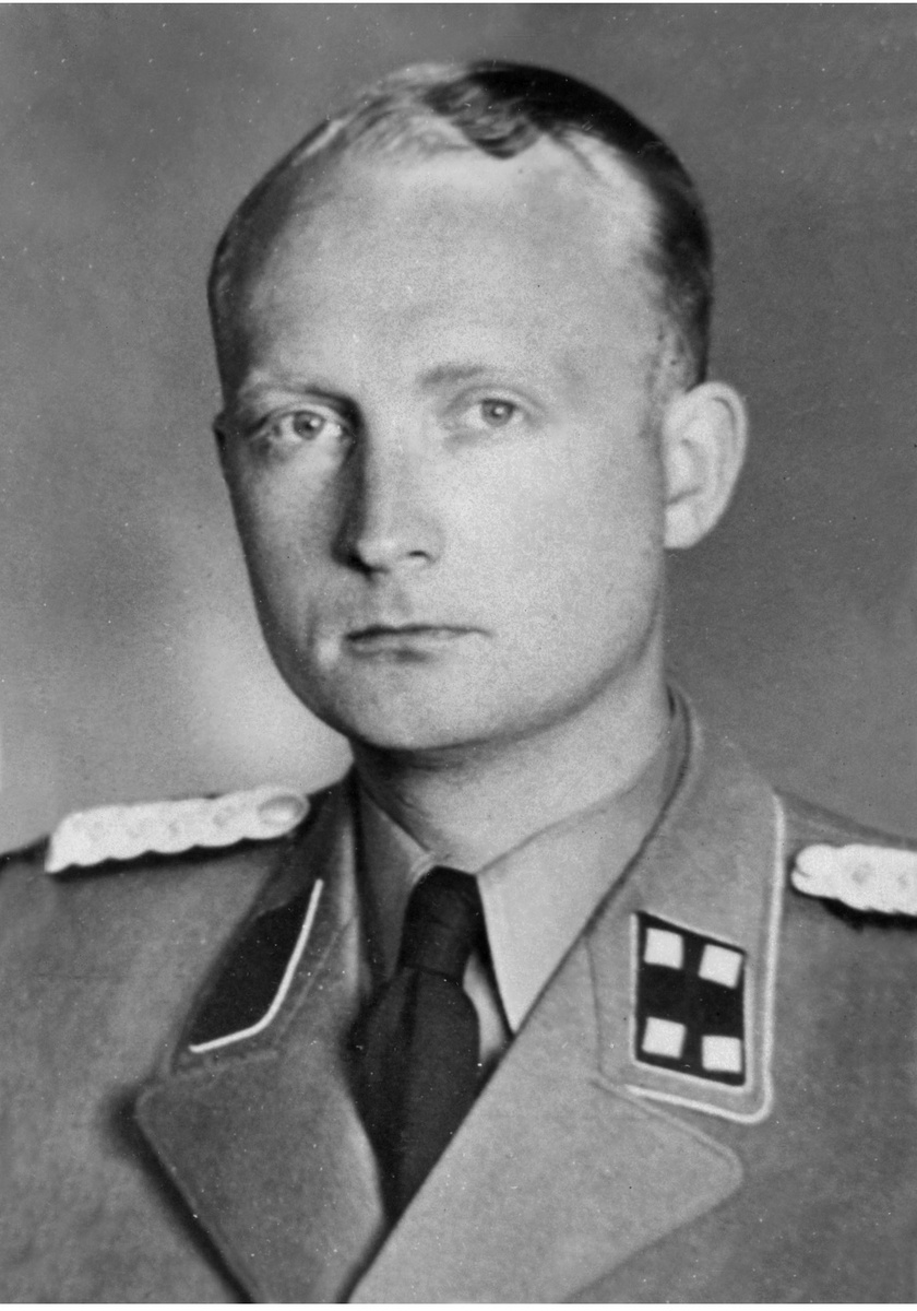 Командир зондеркоманды 4b Гюнтер Херрман (1908—2004).