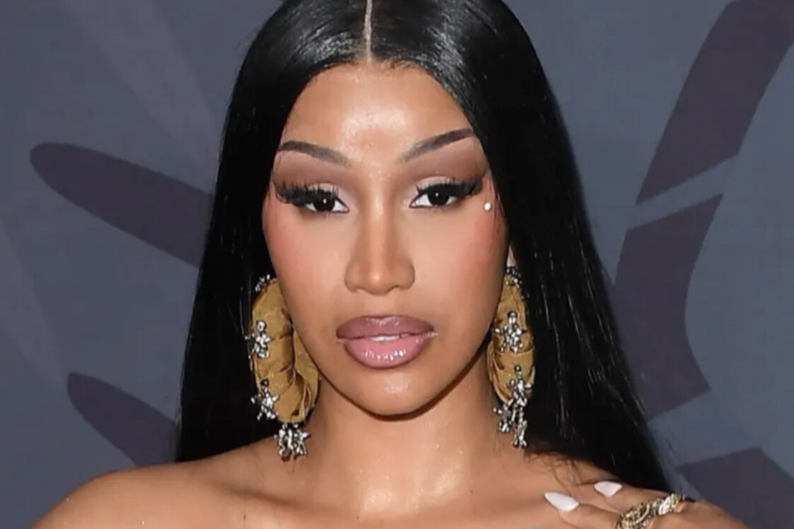     Беременная Карди Би призналась, что перенесла болезненную операцию по уменьшению ягодиц