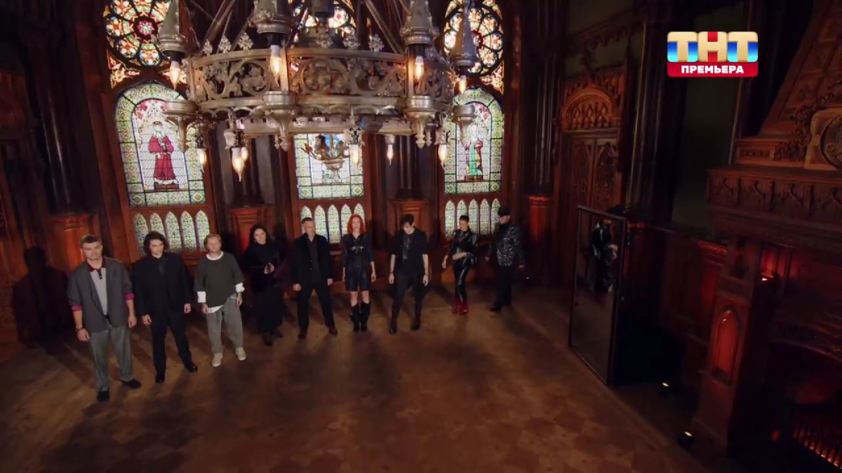 Саша, Виктория и Марьяна сегодня в похожих луках: в кожаных сапожках...